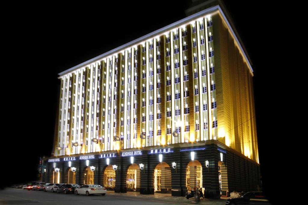 un grand bâtiment avec des lumières allumées la nuit dans l'établissement Kindness Hotel Hualien, à Hualien
