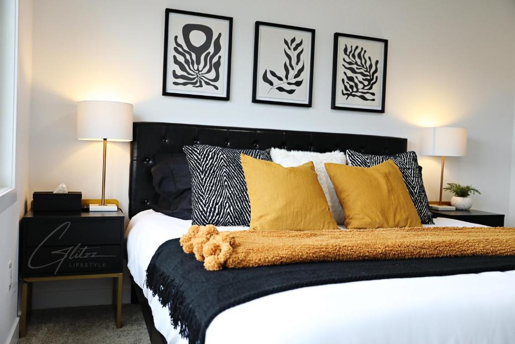 Posteľ alebo postele v izbe v ubytovaní BoHo Modern Retreat King Bed,Fireplace,Disney