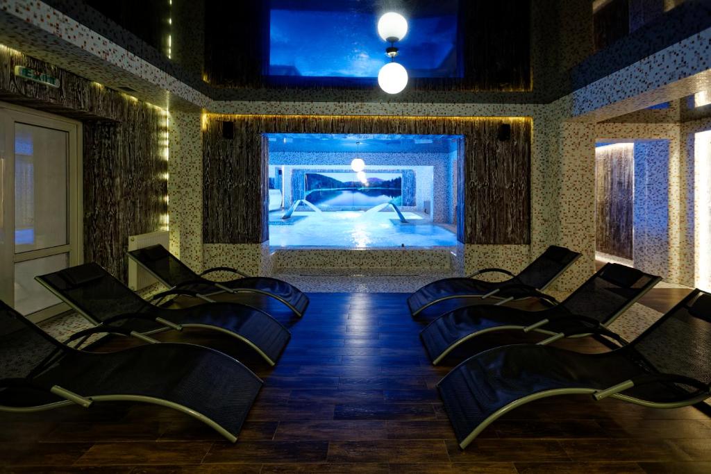 Bazén v ubytování Marmaros Apart-Hotel & Spa nebo v jeho okolí