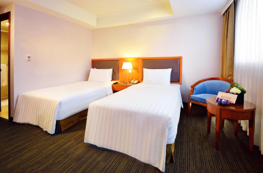 Postel nebo postele na pokoji v ubytování Fuward Hotel Tainan