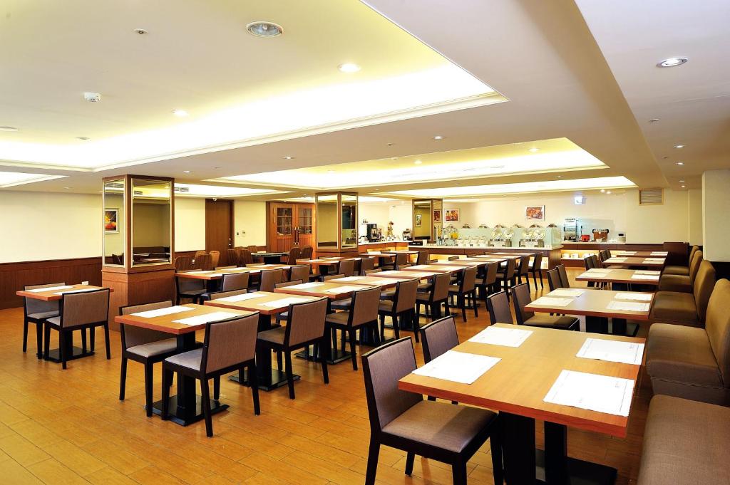 A restaurant or other place to eat at Fuward Hotel Tainan