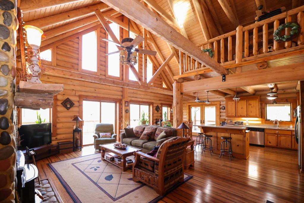 Cabaña de madera con sala de estar y cocina. en Beautiful River-Front Log Cabin Near Williamsburg en Toano
