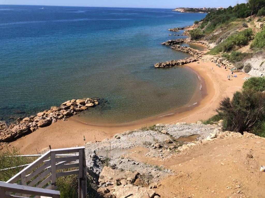 vista su una spiaggia con rocce e sull'oceano di Casa vacanze Capo Rizzuto 2 a Ovile la Marinella