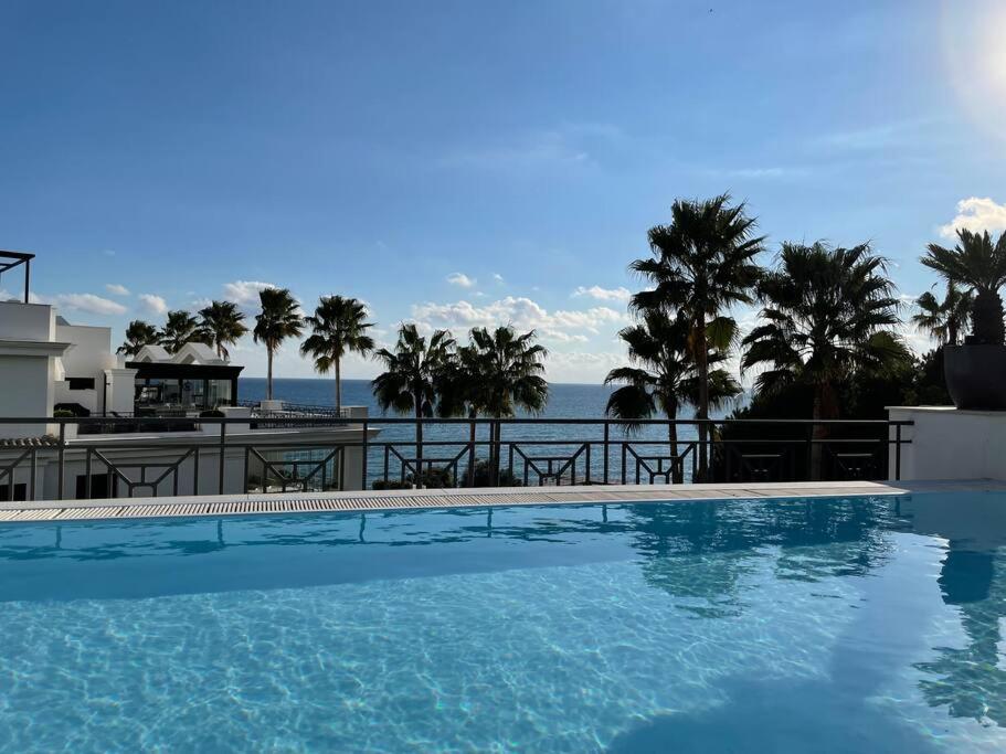 basen z widokiem na ocean w obiekcie Luxurious and light 3 bedroom penthouse w mieście Estepona