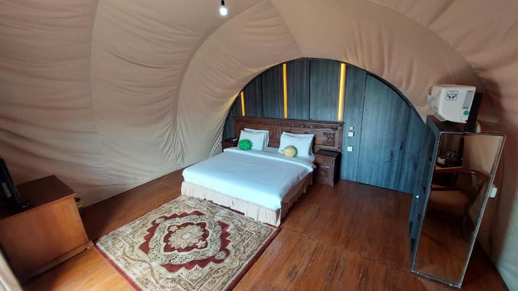 Tempat tidur dalam kamar di Dmangku Farm Mancak Serang