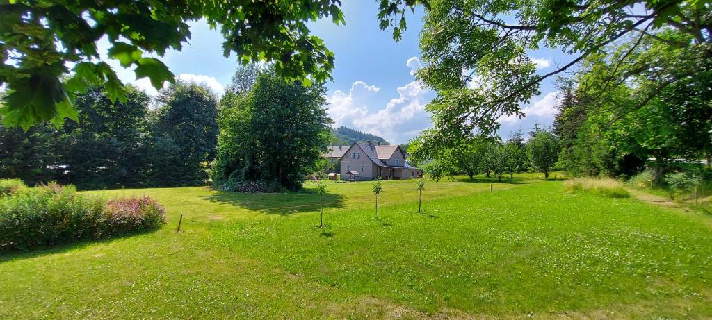 a house in the middle of a green field at Chalupa Bílá stopa - celá chalupa pro jednu partu in Stará Ves