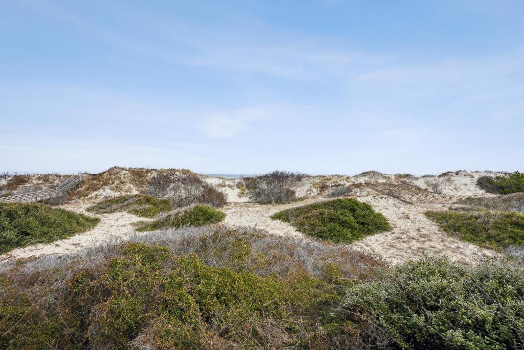 un campo de hierba y rocas con un cielo azul en Memory Maker, en Corolla