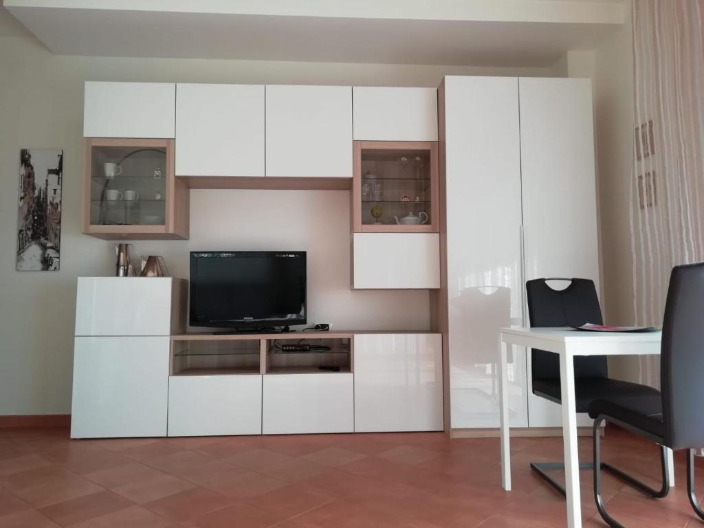 波佐利的住宿－Terrazza Vistalago，客厅配有白色橱柜和电视