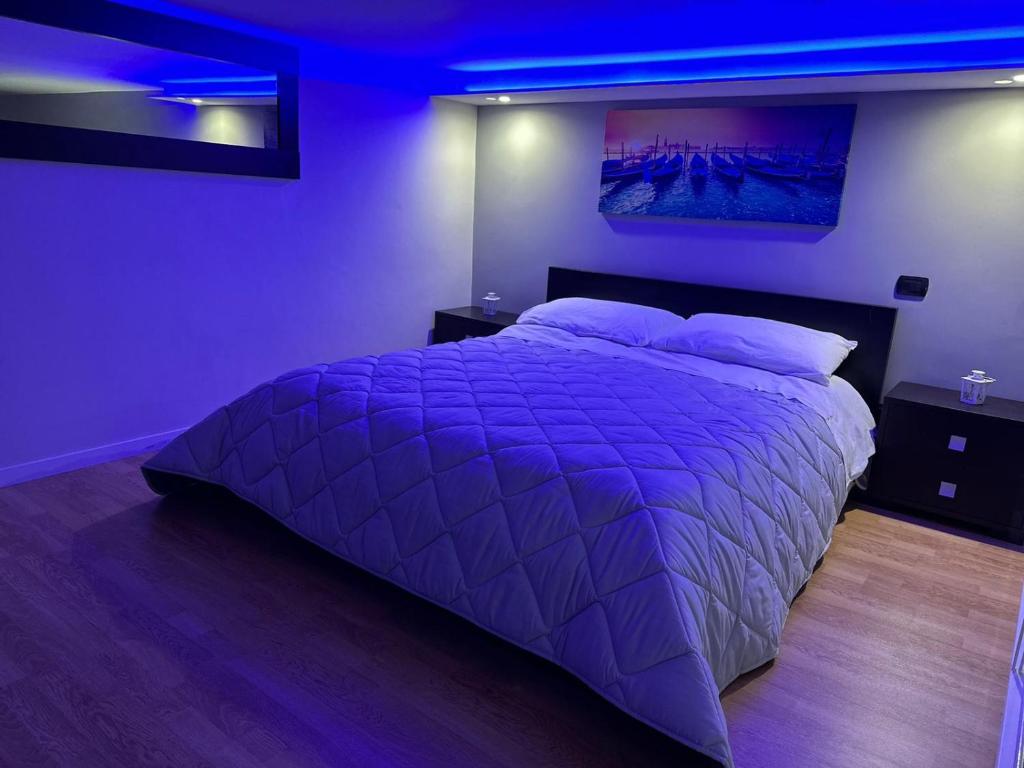 Dormitorio púrpura con cama grande y techo púrpura en Maison Damas, en Barletta