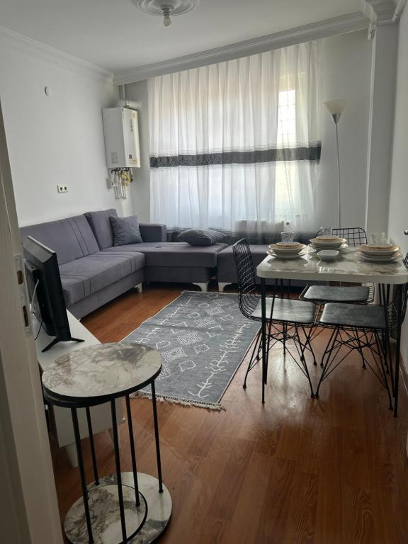 uma sala de estar com um sofá e uma mesa em noray1 em Istambul