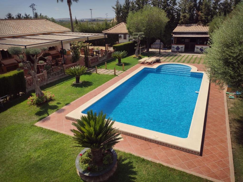 einen Blick über einen Pool im Hof in der Unterkunft Casa Rural El Laure in Villamartín