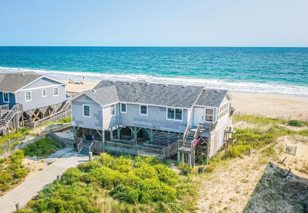 una vista aérea de una casa y de la playa en 19th Hole, en Whalebone