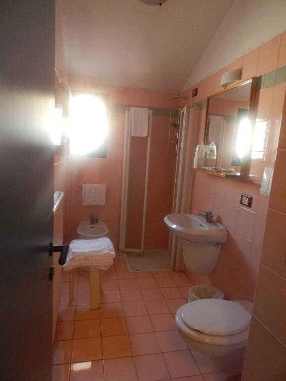 Koupelna v ubytování Hotel Aurora