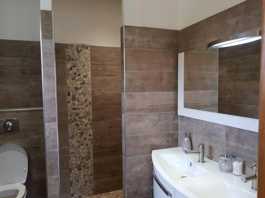 Kúpeľňa v ubytovaní Villa avec piscine chauffée entre terre et mer