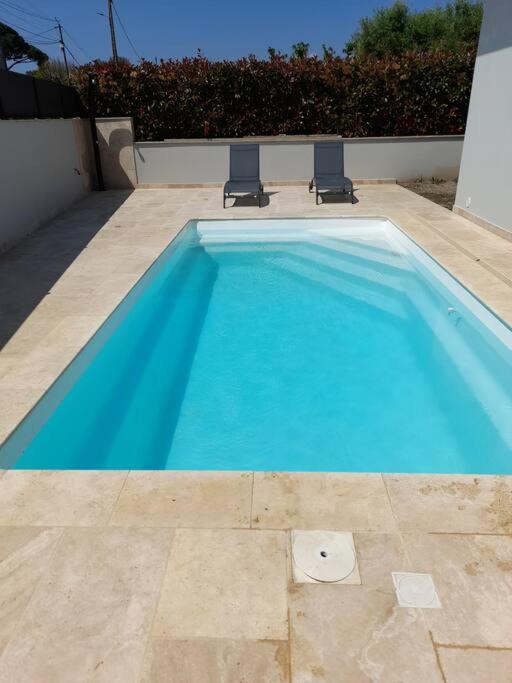 Bazén v ubytovaní Villa avec piscine chauffée entre terre et mer alebo v jeho blízkosti