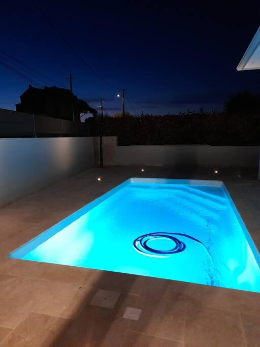 Bazén v ubytovaní Villa avec piscine chauffée entre terre et mer alebo v jeho blízkosti