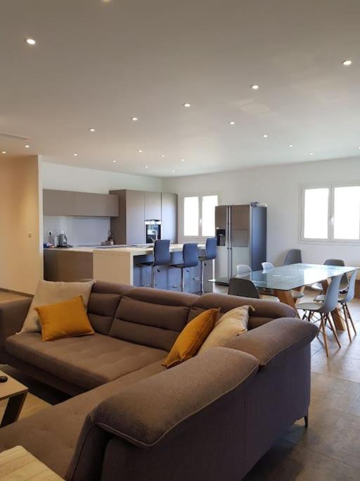 Posedenie v ubytovaní Villa avec piscine chauffée entre terre et mer