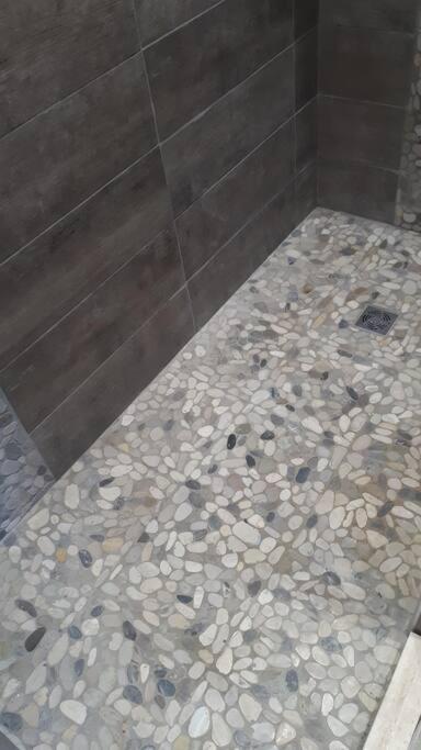 Kúpeľňa v ubytovaní Villa avec piscine chauffée entre terre et mer