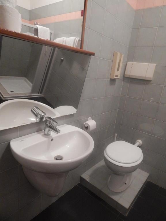 Koupelna v ubytování Hotel Aurora
