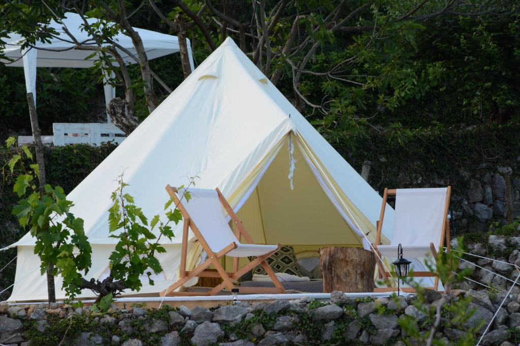 維爾巴札拉的住宿－Ljubicani Village Glamping，前面设有两把椅子的白色帐篷