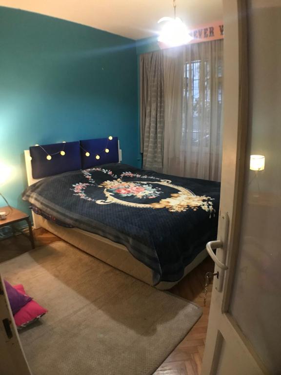 um quarto com uma cama com uma parede azul em Private Room in Istanbul #52 em Istambul