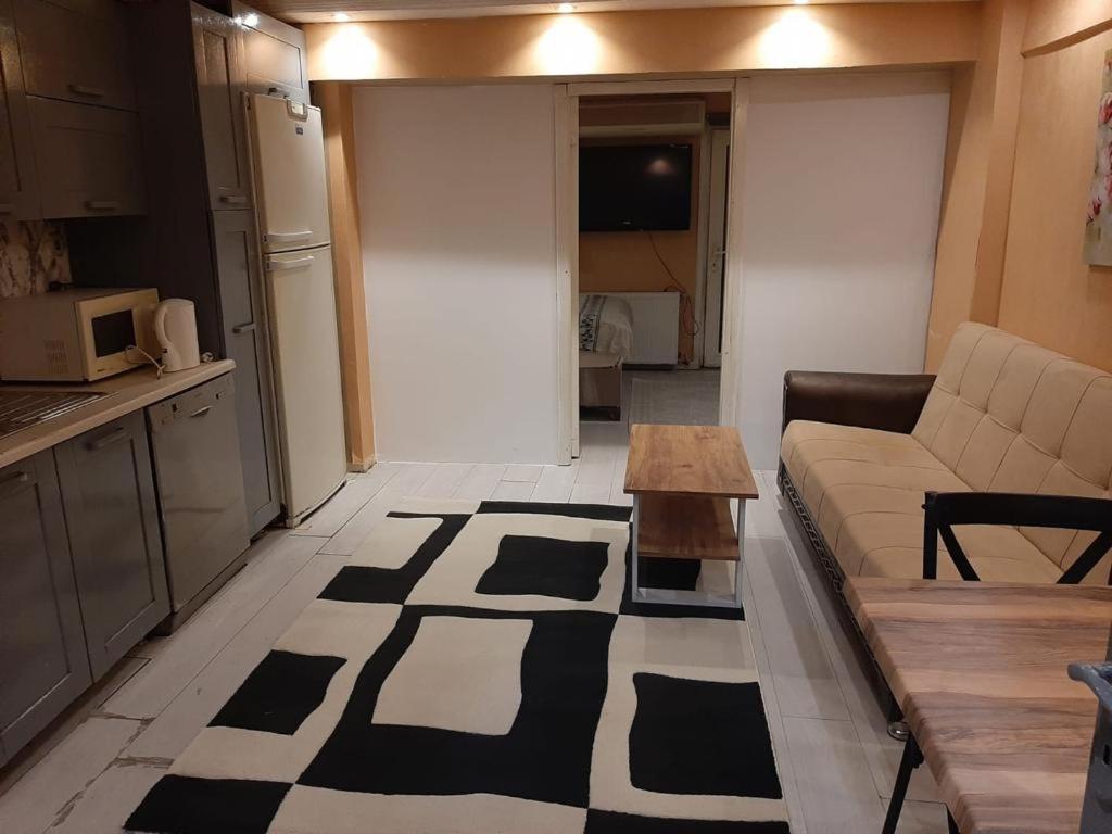 ein Wohnzimmer mit einem Sofa und einem Tisch in der Unterkunft mert apartman in Istanbul