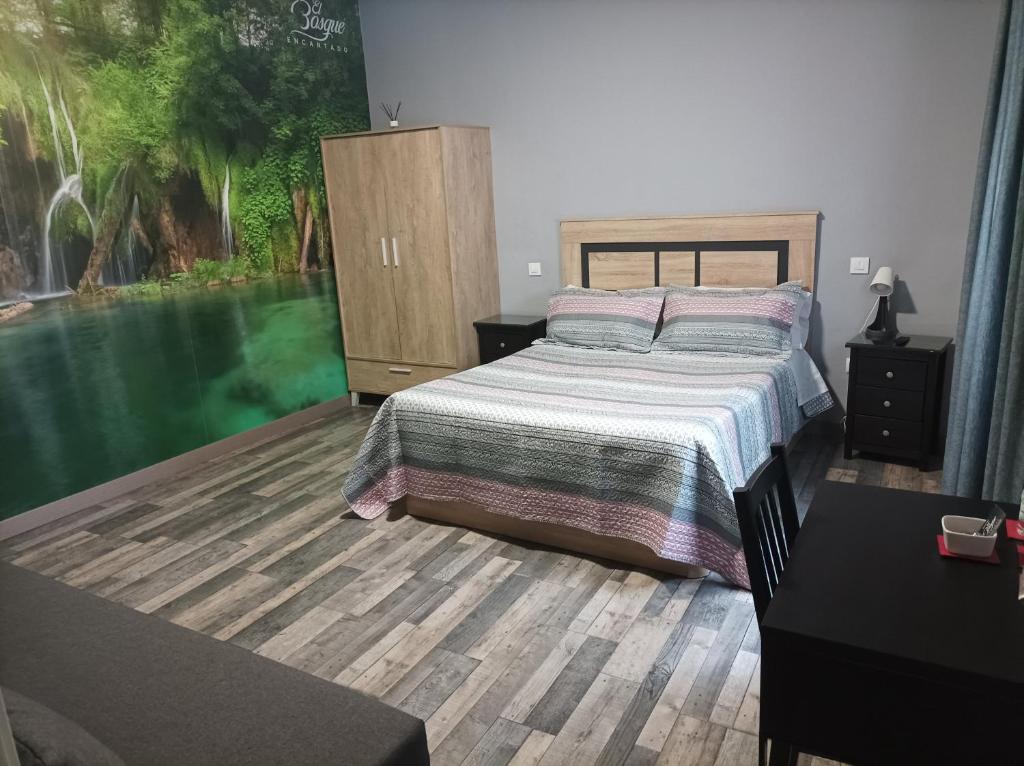 Un dormitorio con una cama y una ventana grande. en Hostal El Bosque Encantado Toledo, en Toledo