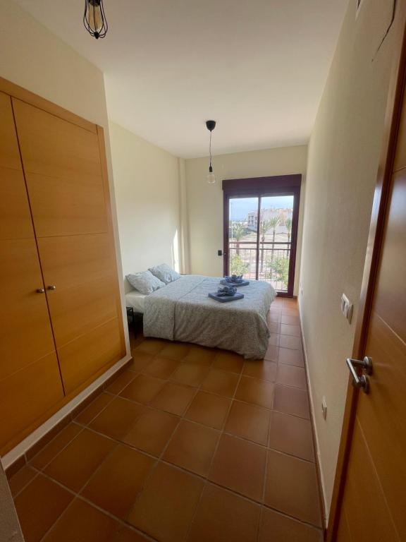 Säng eller sängar i ett rum på Espacioso Apartamento en Archena