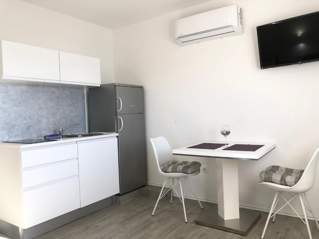 Kuchyňa alebo kuchynka v ubytovaní Apartmani Milka i Jozo