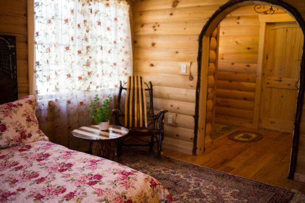 Postel nebo postele na pokoji v ubytování Log Country Inn Bed and Breakfast of Ithaca