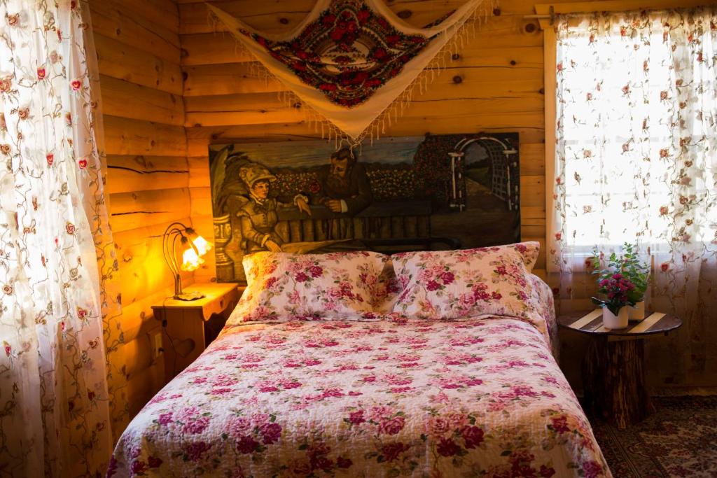 Postel nebo postele na pokoji v ubytování Log Country Inn Bed and Breakfast of Ithaca