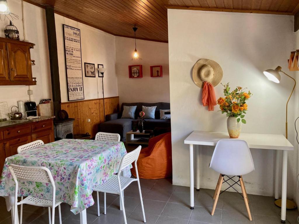 Santa Cruz do LimaにあるCasa da Penalvaのキッチン、リビングルーム(テーブル、椅子付)