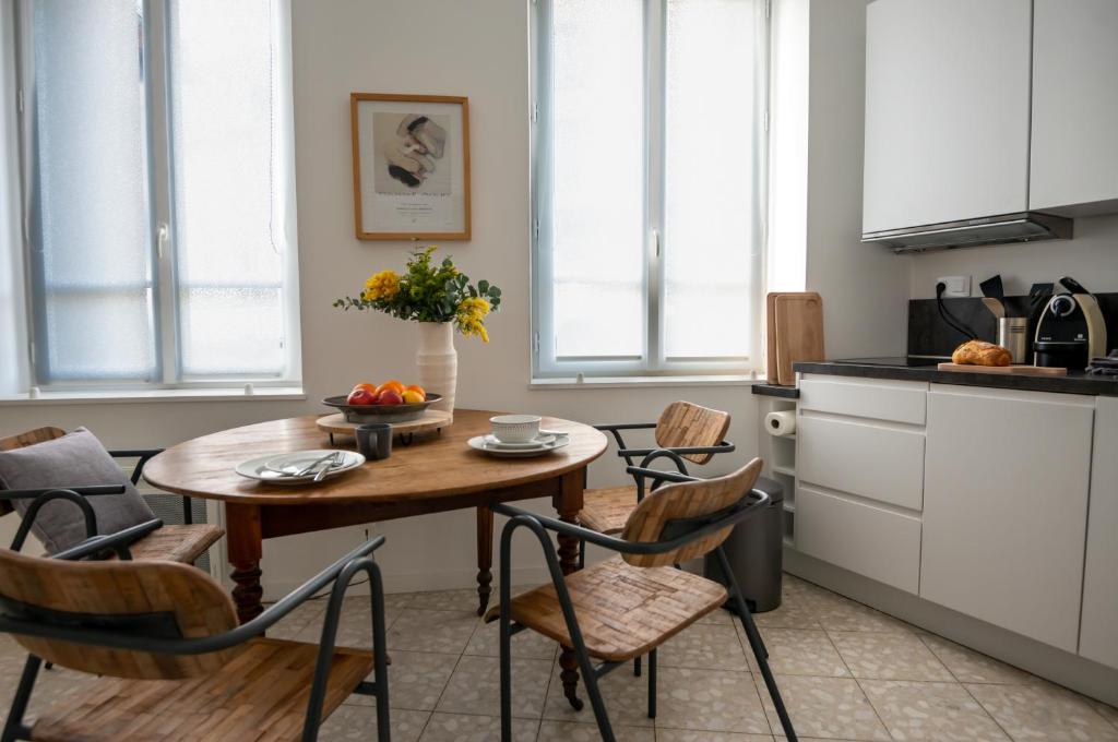 cocina con mesa y sillas en Le Terrazzo - appartement lumineux centre Eu, en Eu