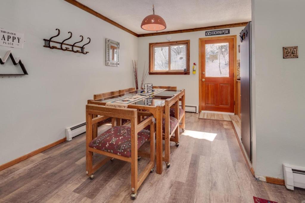 eine Küche mit einer Kochinsel in einem Zimmer in der Unterkunft Riverside Retreat 12 at Taos East in Taos