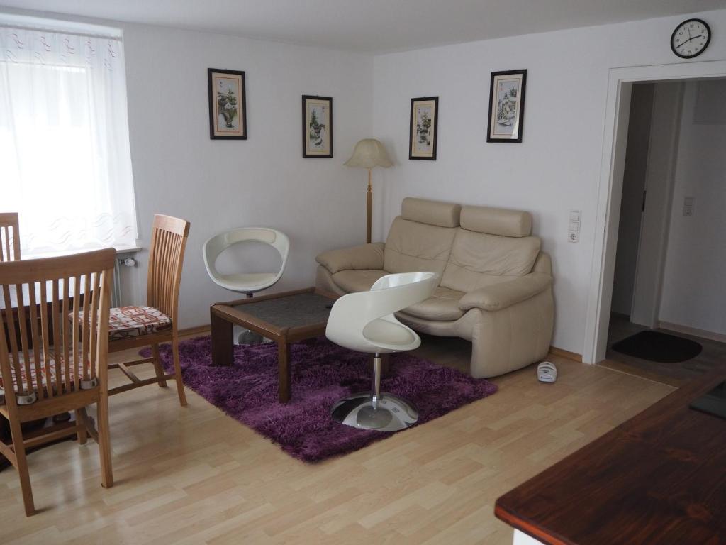 sala de estar con sofá y mesa en Ferienwohnung am Bach, en Amtzell