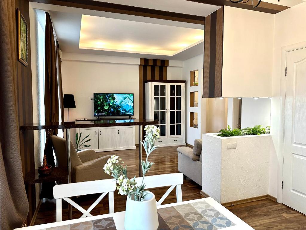 Lux apartments in the city center with a coffee machine, view of a theater, near Zlata Plaza фото 5