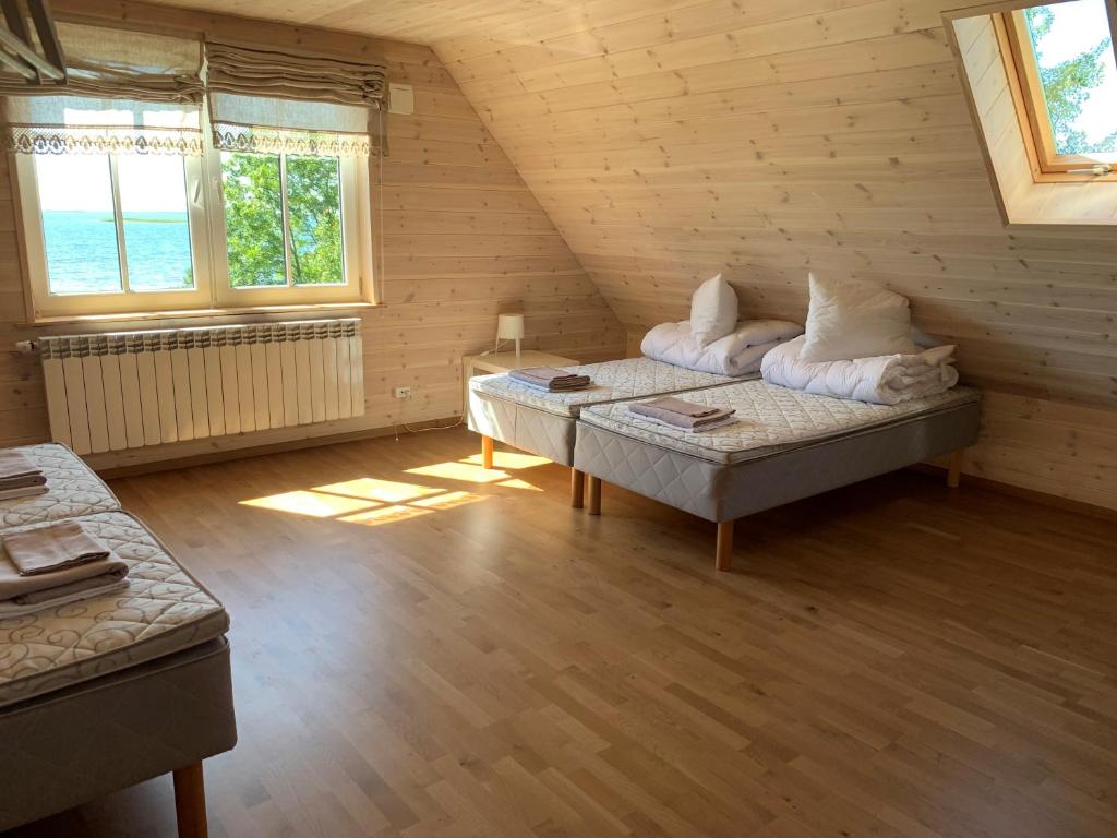 - une chambre mansardée avec 2 lits dans l'établissement Topu kalurimaja, 