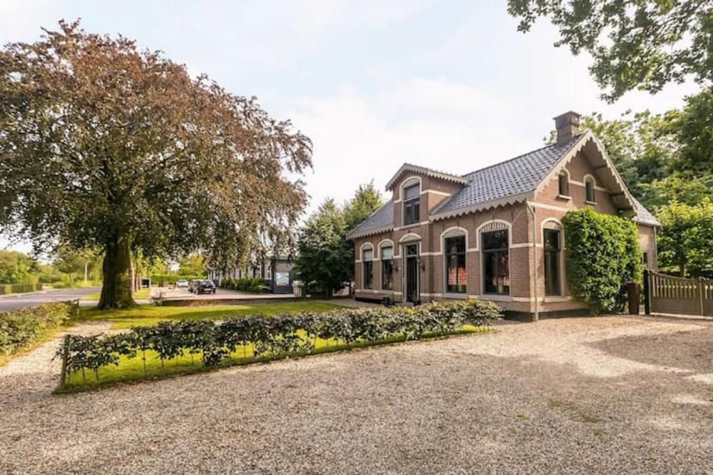 una casa grande con una entrada delante de ella en B&B Klassiek en Twijzelerheide