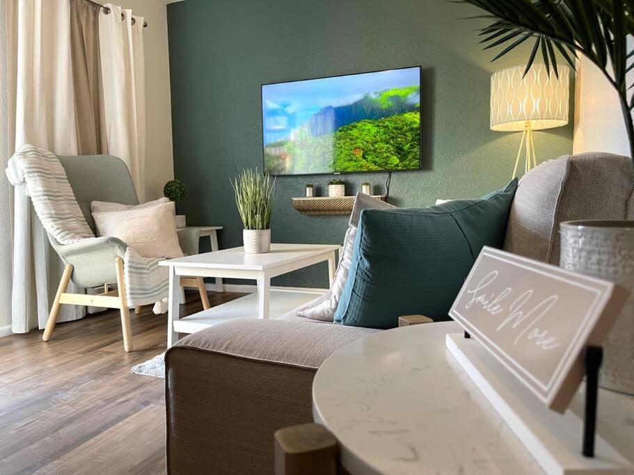 sala de estar con sofá y TV en la pared en Contemporary 2-Bedroom Rental Unit, en Eagle Pass