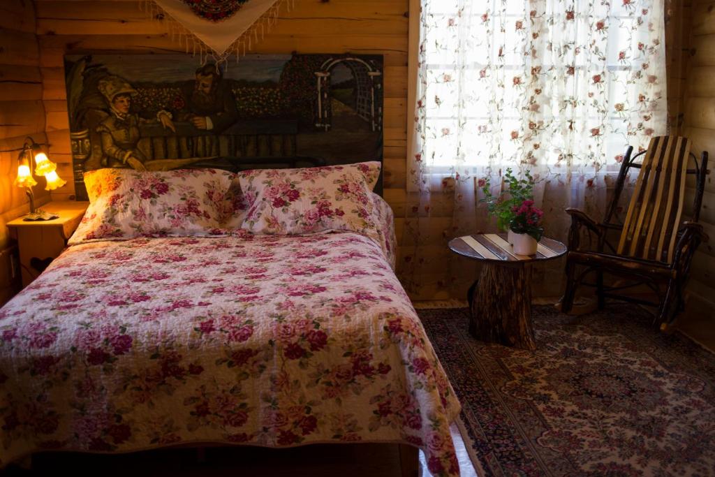 Postel nebo postele na pokoji v ubytování Log Country Inn Bed and Breakfast of Ithaca