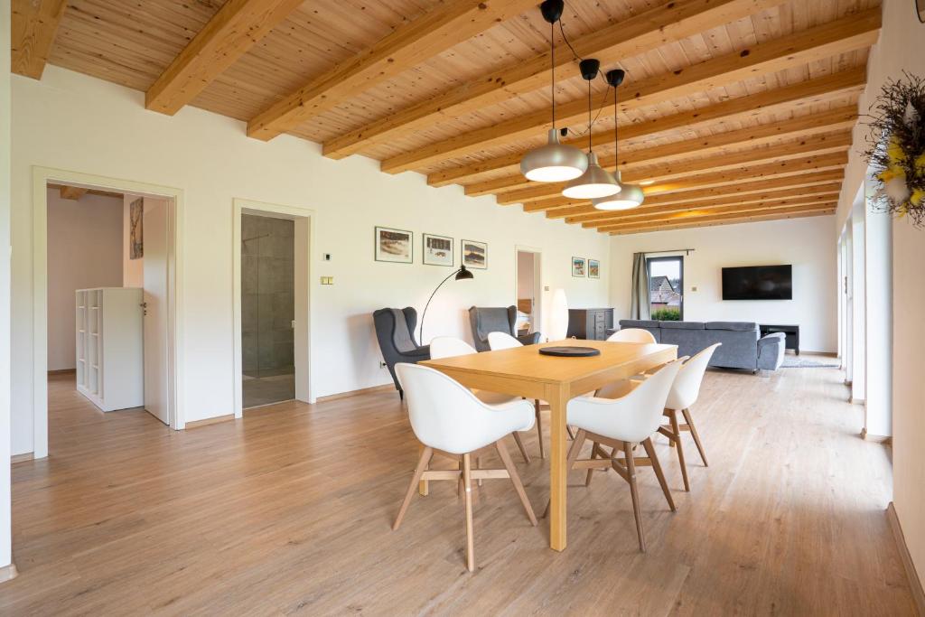 TV a/nebo společenská místnost v ubytování Apartmány Na šumavské louce