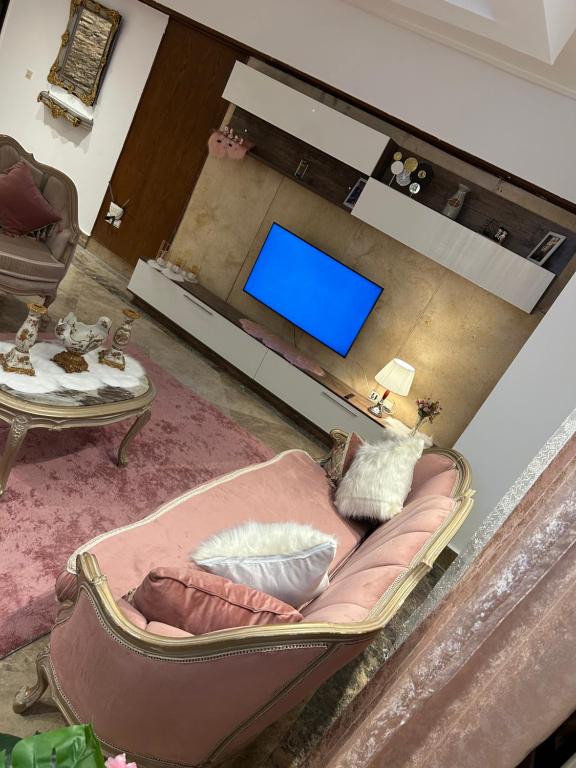 TV a/nebo společenská místnost v ubytování فيلا مفروشه للايجار في التجمع