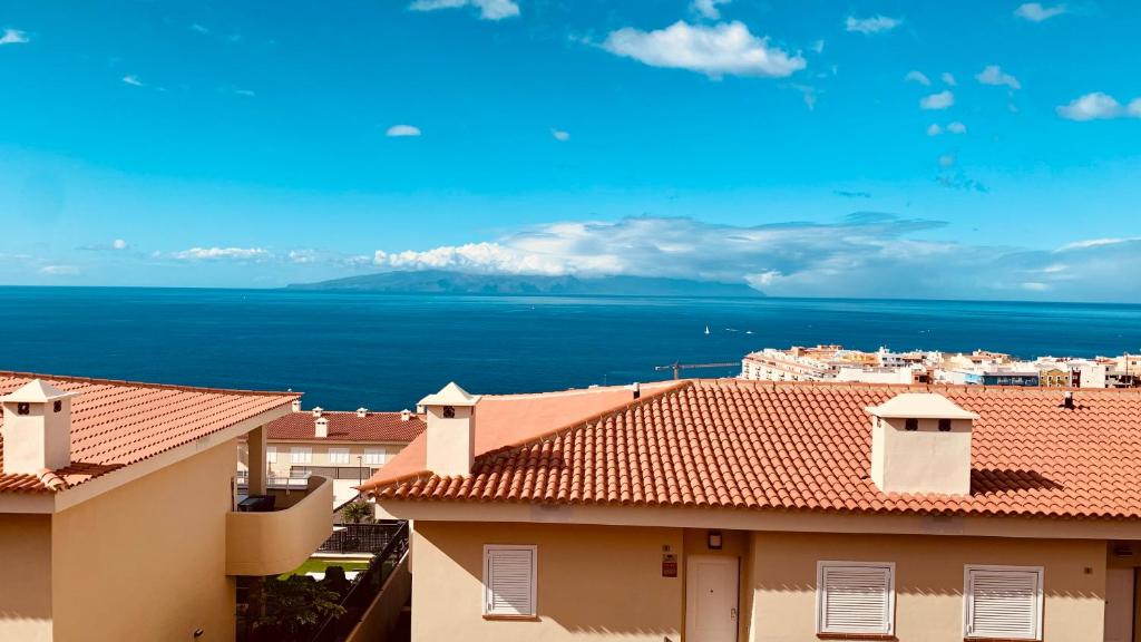 uma vista para o oceano a partir dos telhados dos edifícios em OZEAN SUNSET HOUSE em Puerto de Santiago