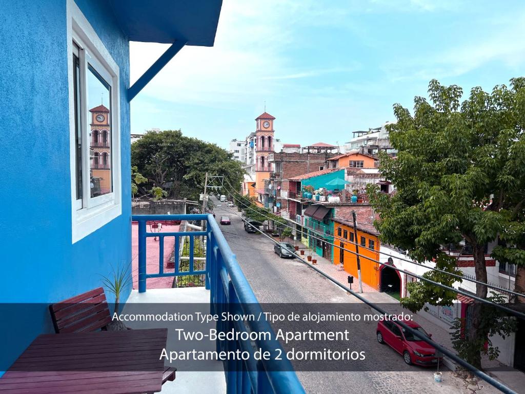 einen Balkon mit Blick auf eine Stadtstraße in der Unterkunft Cárdenas Suites in Puerto Vallarta