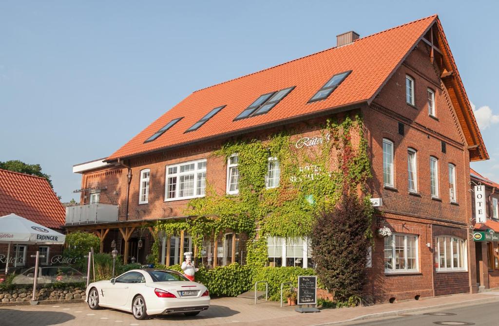 un edificio con un coche aparcado delante de él en Rüter's Hotel & Restaurant, en Salzhausen