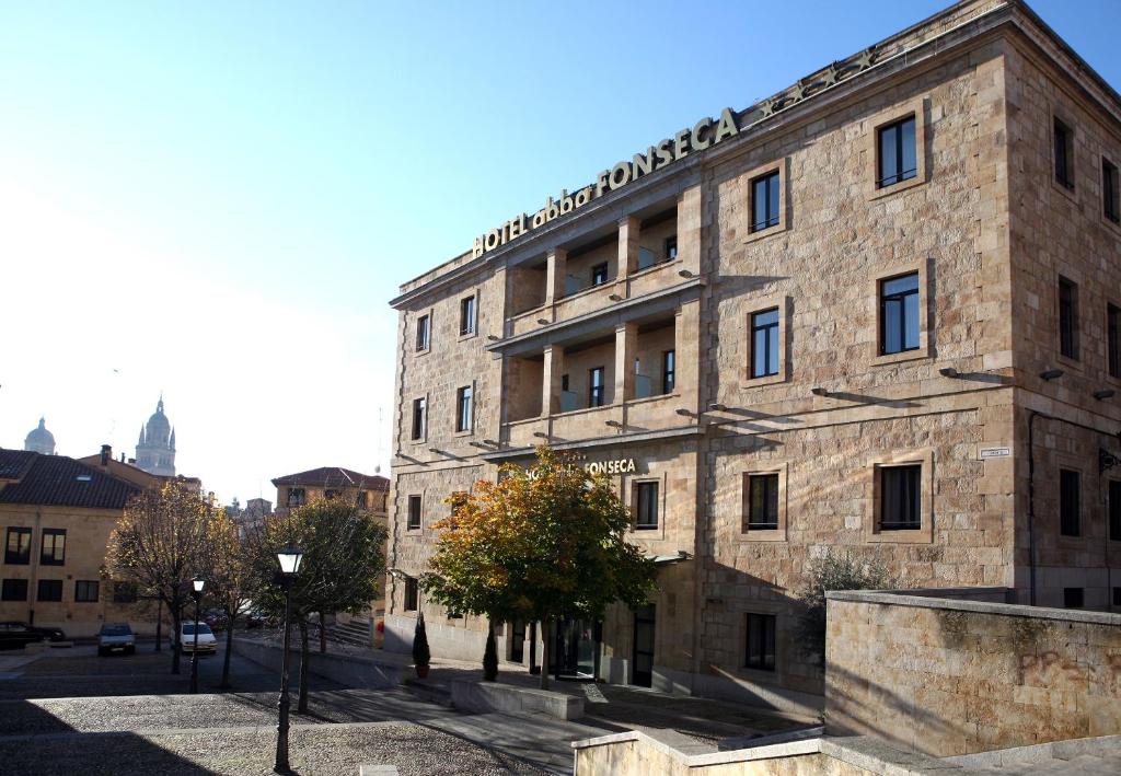 un antiguo edificio de piedra en una ciudad en Abba Fonseca, en Salamanca