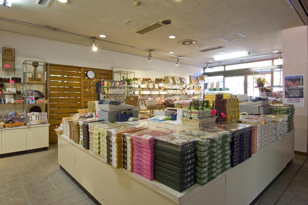 Supermarket nebo jiné obchody v  ryokanu nebo okolí
