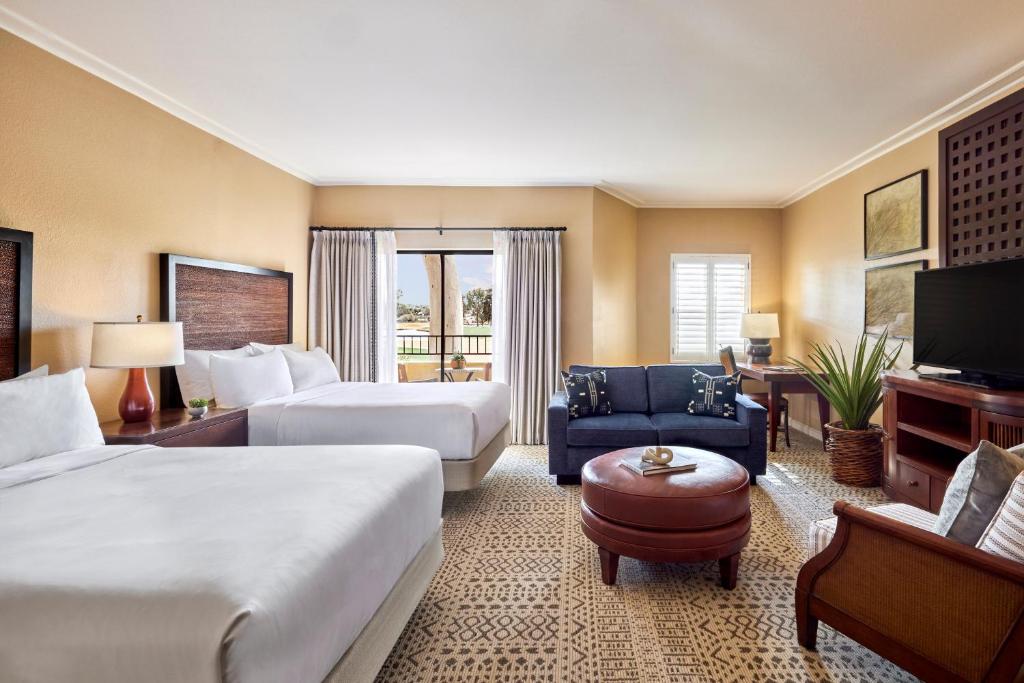 Postel nebo postele na pokoji v ubytování Omni Tucson National Resort & Spa
