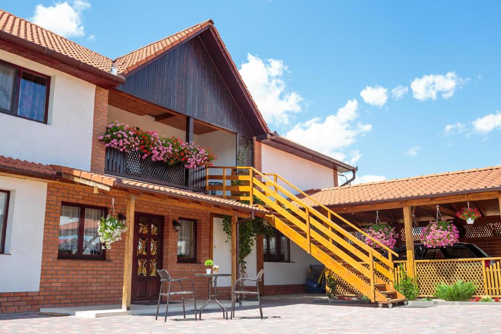 una escalera amarilla en el lateral de un edificio en Casa Paveios, en Oradea