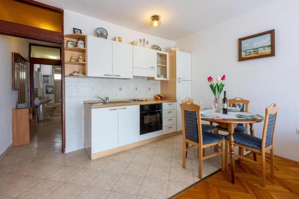 Kuchyň nebo kuchyňský kout v ubytování Apartments Ivana